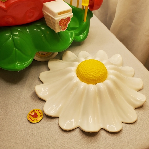 Vintage 1982 Kenner Strawberry Shortcake Big Berry Trolly Vehicle - Picture 4 of 9